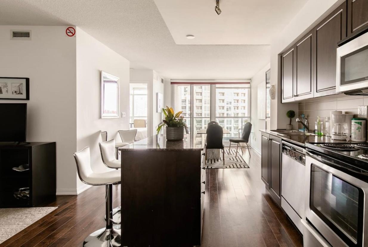 Апартаменты Downtown Toronto+Free Parking+Cn Tower View Экстерьер фото