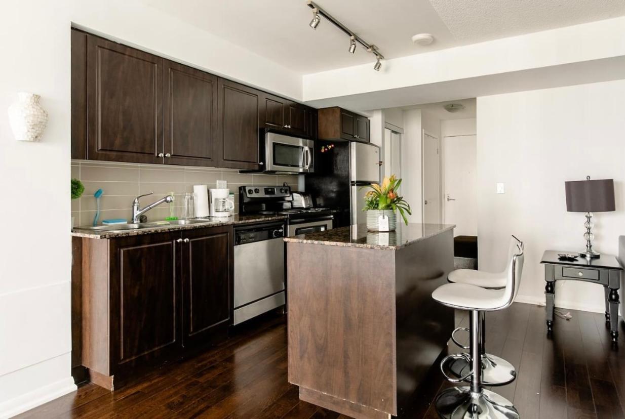 Апартаменты Downtown Toronto+Free Parking+Cn Tower View Экстерьер фото