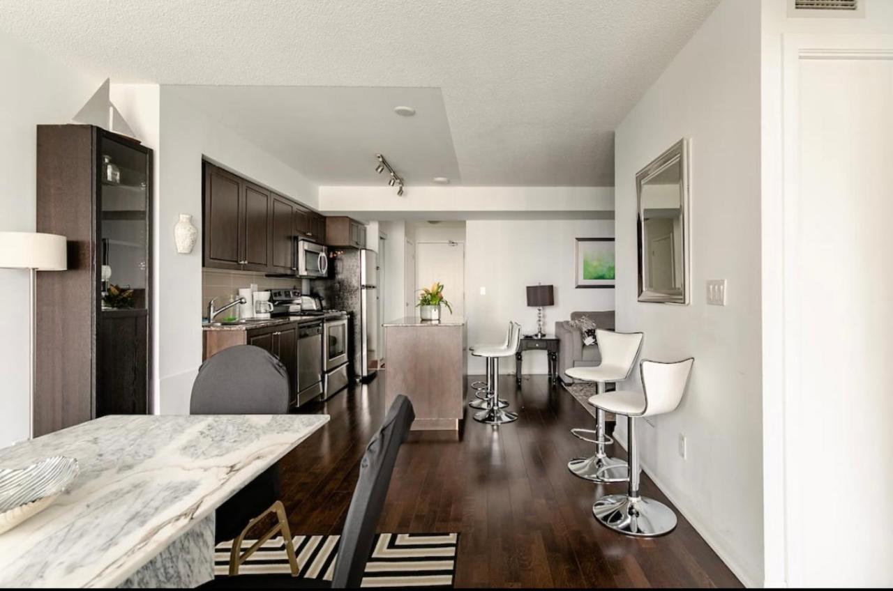 Апартаменты Downtown Toronto+Free Parking+Cn Tower View Экстерьер фото